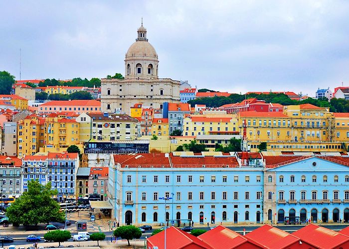Santa Apolonia Train Station photo