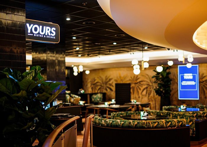 Holland Casino Leeuwarden Holland Casino Leeuwarden opent YOURS Bistro & Drinks photo