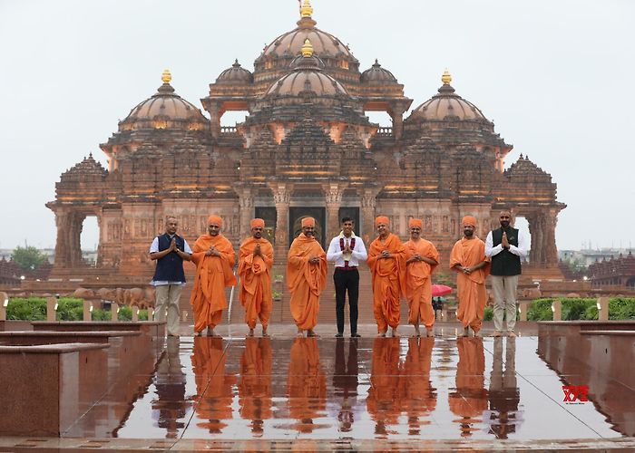 Akshardham Temple New Delhi: UK Prime Minister Rishi Sunak with wife Akshata Murthy ... photo