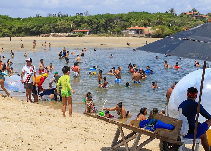 Sabiaguaba Beach Famílias aproveitam este domingo, 9, na Praia da Sabiaguaba photo