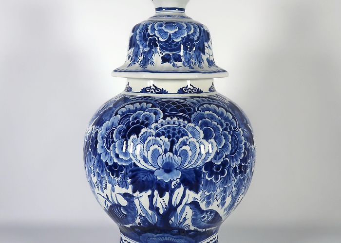 De Koninklijke Porceleyne Fles Porceleyne Fles (Royal Delft) - Aardewerk, Dekselvaas Verkocht ... photo