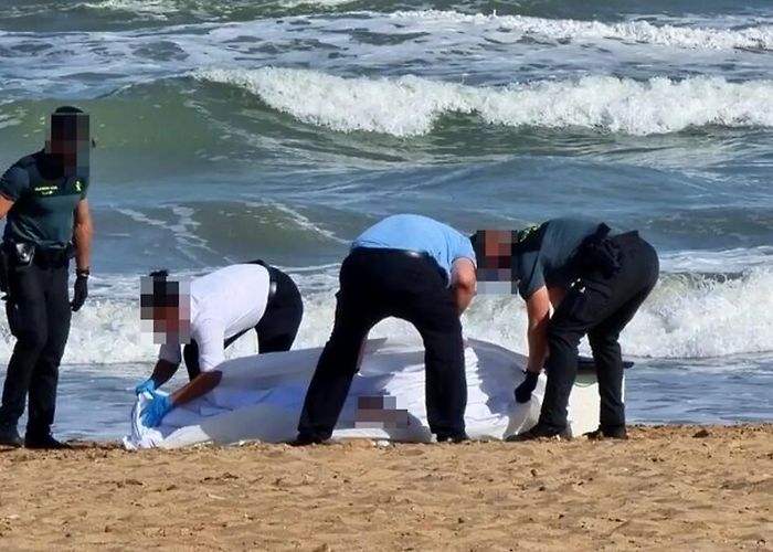 Playa de La Mata Fallece ahogada una pareja de holandeses en la playa de La Mata de ... photo