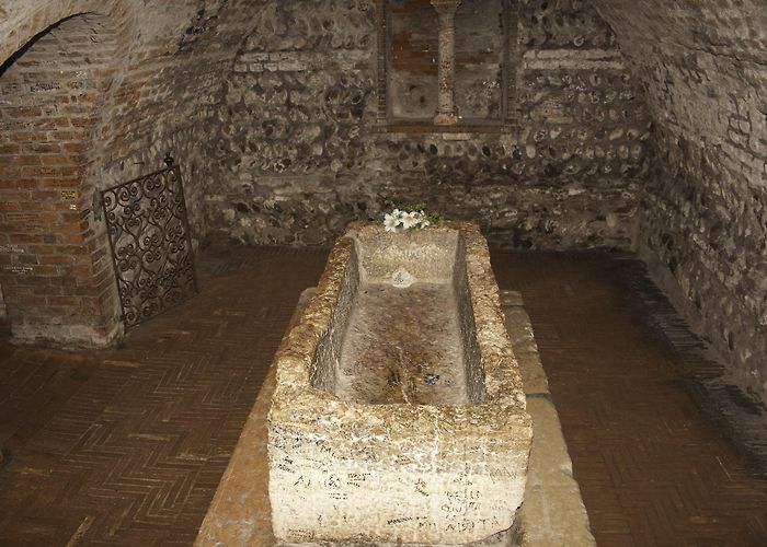 Juliet's Tomb Juliet's Tomb - Verona - Arrivalguides.com photo
