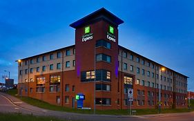 Holiday Inn Express London Luton Airport, An Ihg Hotel Exterior photo