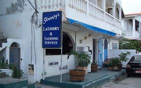 Shrimpy'S Hostel, Crew Quarters And Laundry Services Marigot  Exterior photo