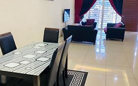 Ila Homestay Senawang Exterior photo