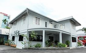 White Cottage Kuching Exterior photo