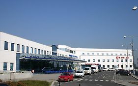 Ramada By Wyndham Airport Prague Exterior photo