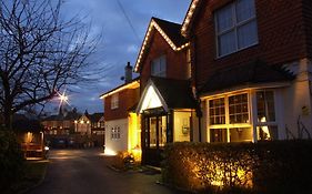 Corner House Hotel Gatwick With Holiday Parking Horley Exterior photo