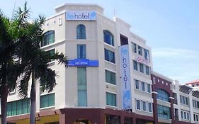 Le Hotel Kota Kinabalu Exterior photo