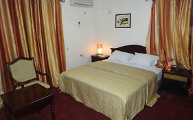 Ed Scob Suites Aliayabiagba Room photo