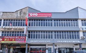 Oyo 1145 Lea Guest House & Cafe Lukut Exterior photo