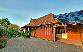 Vila Bunga Merah Gelatik Lembang Exterior photo