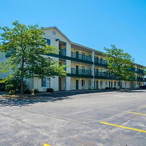 Hometowne Studios By Red Roof Chicago - Waukegan Exterior photo