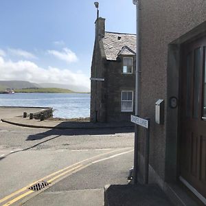 Cosy Holiday Home, Scalloway, Shetland. Exterior photo