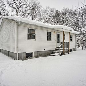 Wooded Twin Lakes Retreat 13 Mi To Lake Michigan! Exterior photo