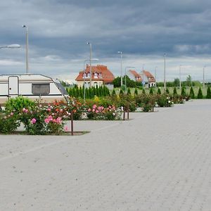 Hotel Rozsa Csarda Bungalow & Caravan Park Hegyeshalom Exterior photo