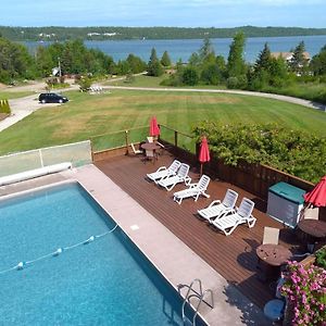 Waterview On The Bay Hotel Wiarton Exterior photo