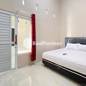 Istana Homestay Pasuruan RedPartner Exterior photo