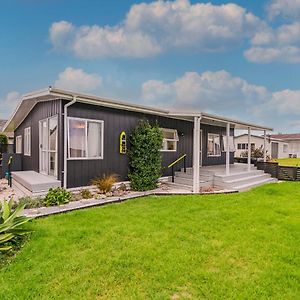 Bach Life On Seabreeze - Whangamata Holiday Home Exterior photo