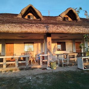 Buenavista'S Beach Travellers Inn Pagudpud Exterior photo