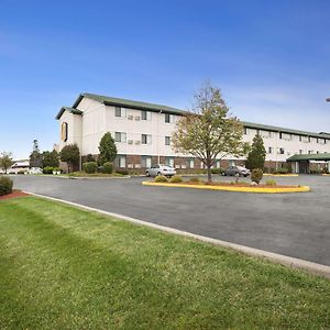 Super 8 By Wyndham Milwaukee Airport Hotel Exterior photo