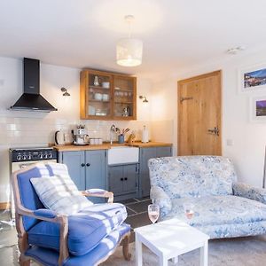 Bijou Coastal Apartment In Polperro With Hot Tub Onsite Parking Downhill Walk To Village Exterior photo