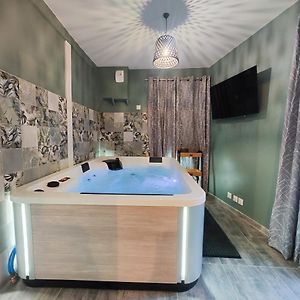 Jacuzzi Privatif - Suite Amazonie - 1 Ou 2 Chambres Chaumes-en-Brie Exterior photo