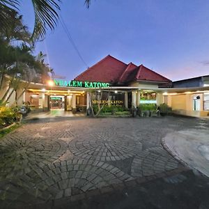 Ndalem Katong Guest House Ponorogo Exterior photo