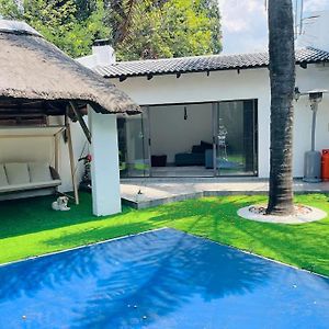 Cozy Home With A Pool,Garden And Small Lapa, 2 Bed Sandton Exterior photo