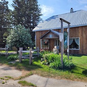 Le Gite Du Gardien Blanc Bed & Breakfast Saint-David-de-Falardeau Exterior photo