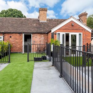 Pass The Keys Modern Apartment With Terrace Telford Exterior photo