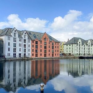 2 Bedroom Amazing Apartment In Alesund Exterior photo