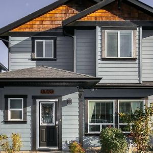 Entire 3-Bedroom House Near Town Victoria Exterior photo