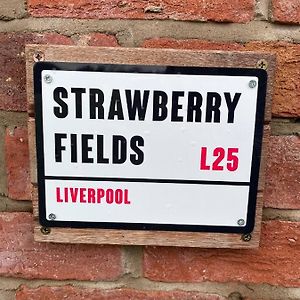 Strawberry Fields Villa Liverpool Exterior photo