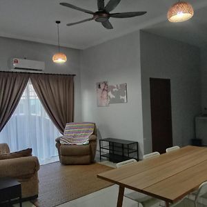 Meru Homestay Suitable For Up To 7 People Klang Exterior photo
