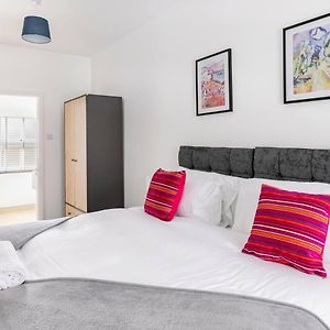 Impressive 4 Bed House Sleeps 8 Private Parking, Fast Wifi 2X Smart Tvs Netflix & Foosball, Business Travellers Relocaters Leisure Welcome Apartment Haversham Exterior photo