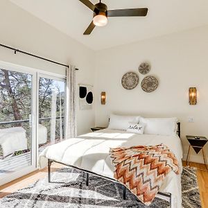 Modern Pine Retreat With Hot Tub And Panoramic Views! Villa Exterior photo