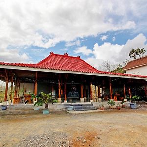 Capital O 93449 The Boekit Song Putri Resort Wonogiri Exterior photo