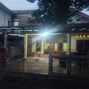 Spot On 93542 Suripah Kostel Syariah Hotel Banyumas Exterior photo