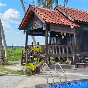 Kampung Cheq Homestay - Private Pool, Free Wifi, Netflix Penaga Exterior photo