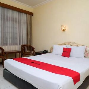 Reddoorz Plus @ Laweyan Hotel Surakarta  Exterior photo