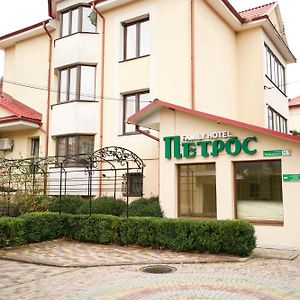 Петрос Family Hotel Yaremche Exterior photo