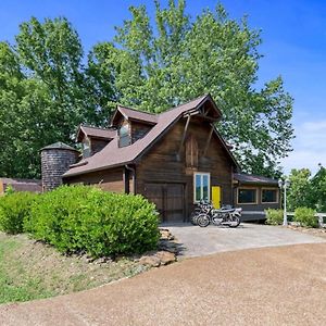 Colorful And Cozy River Retreat With A View Lobelville Exterior photo