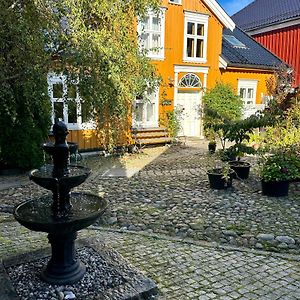 Tollgaarden Gjestegaard Bed & Breakfast Larvik Exterior photo