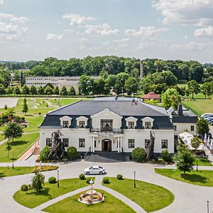 Dworek Komorno Hotel Exterior photo