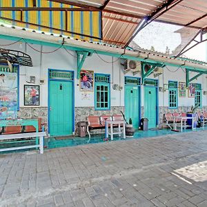 RedDoorz Syariah near Alun Alun Balai Kota Tegal Hotel Exterior photo