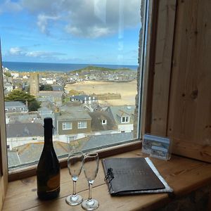 Huer'S Watch A Beautifully Presented Private Apartment With Far Reaching Views Over St Ives Harbour And Bay And Free Onsite Parking For Larger Groups Book Along With Our Connecting Two Sister Apartments Exterior photo