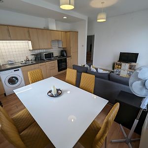 2 Bedroom Apartment In Gravesend 10 Mins Walk From Train Station With Free Parking Exterior photo