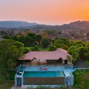 Stayvista'S Basalt - Hillside Farmstay With Mountain Views, Infinity Pool, Vintage Interiors, And Games Room Karjat Exterior photo